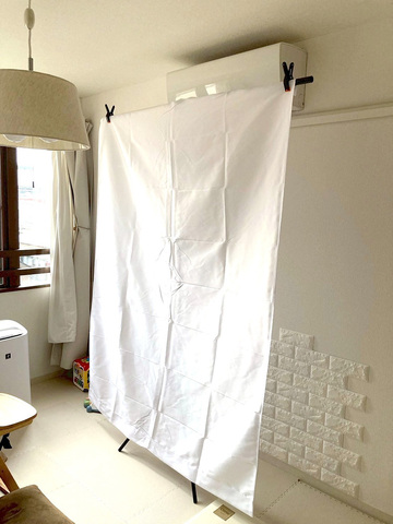 部屋がごちゃごちゃしていても、簡易的に撮影ブースをつくることができる