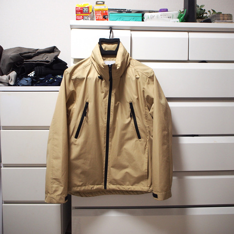 Before（左）はごちゃごちゃした背景が気になるが、After（右）は白背景でスッキリとした印象に