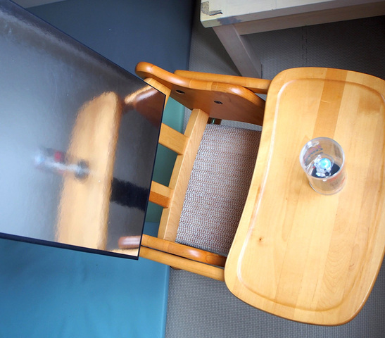 左側にレフ板（銀色面）、右側に被写体（フィギュア）を置いて撮影