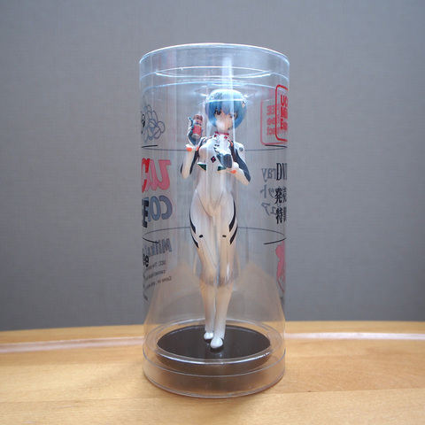 Before（左）はやや暗くて全体的に見えにくいが、After（右）はフィギュアの正面に光が当たっており、くっきり見えるようになった