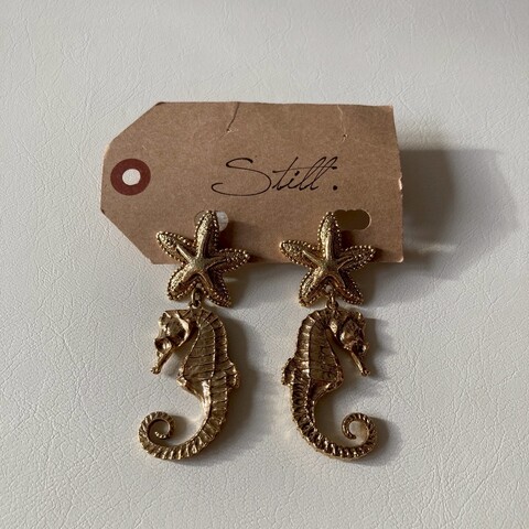 Before（左）は影によって表面の凹凸が見えにくいが、After（右）はくっきり見えるようになった