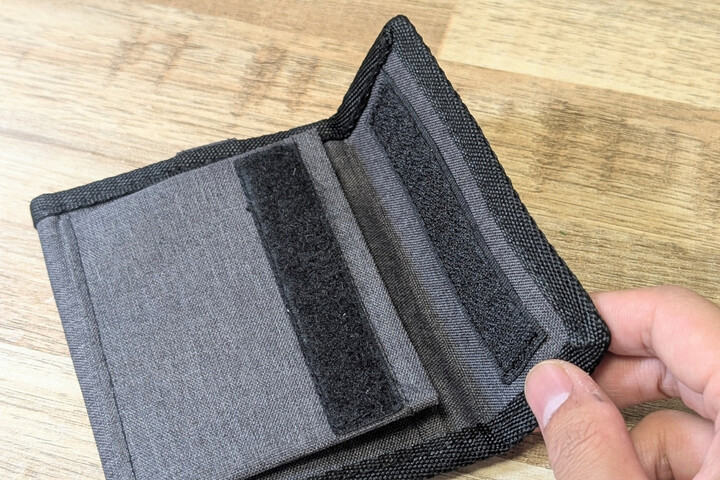 ちゃんと面ファスナーがついてます