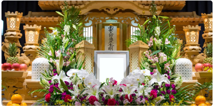 祭壇に設置する遺影はサイネージが主流となっており、そこでAI故人の動画を流すことができる