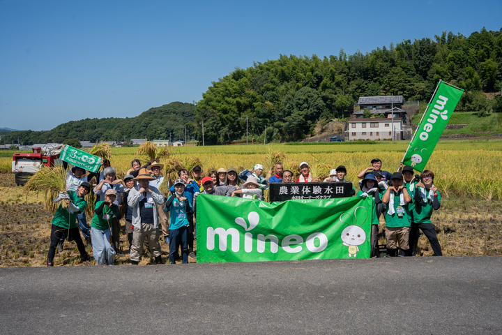 稲刈りの締めは、mineoポーズで記念写真をパシャリ(＊・∀・＊)♪