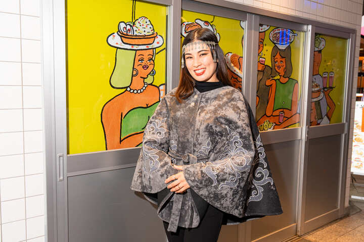 グルダーナ（Guldaana）は、万博で最初にできた友達。キルギスパビリオンで働いてるよ。日本在住歴5年。