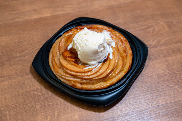 アップルパイにバニラアイスはアメリカンスタイル。おいしくないわけがない組み合わせ。