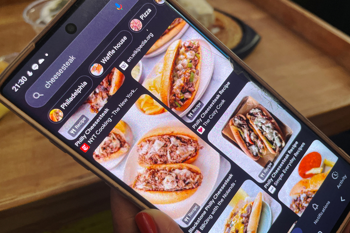 そしてチーズステーキは、薄切り牛肉を炒めてチーズと一緒に詰めたサンドイッチ。最強コンボやん。