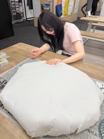 粘土が土台に上手くくっつかず格闘するてんてん