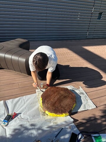 ニスはさすがに匂うため屋上で作業する祭男