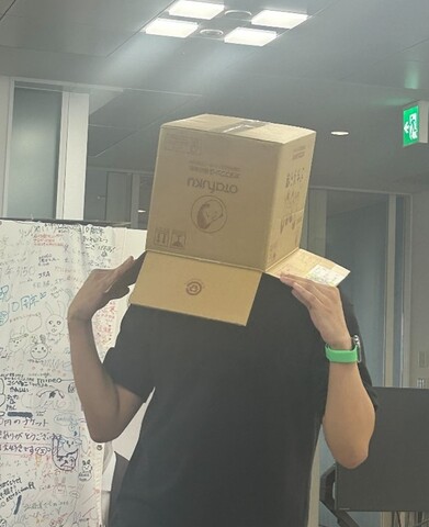 被り物のサイズ感を測る祭男