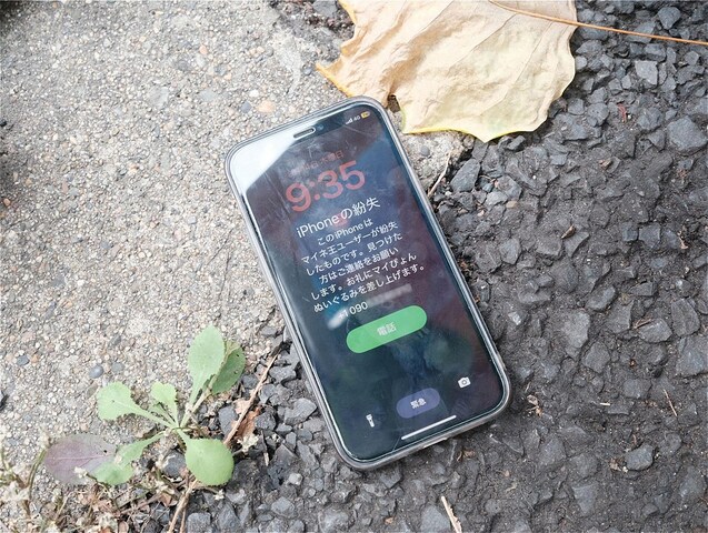 スマホがロックされ、指定したメッセージと電話番号が表示される