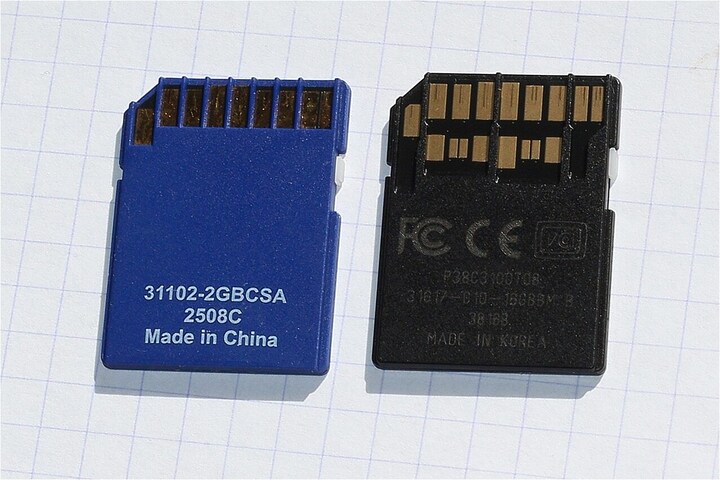 左がUHS-Ⅰで右がUHS-Ⅱ[https://commons.wikimedia.org/wiki/File:SD_cards,_classic_and_UHS-II_connector.jpg?uselang=ja （photo by RaphAstronome）]