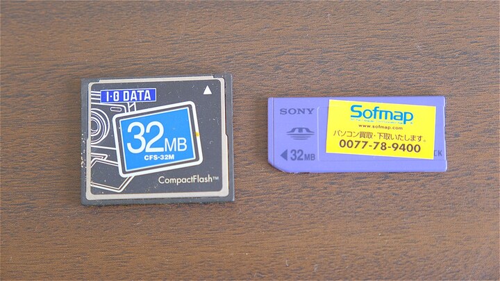 左がコンパクトフラッシュで、右がメモリースティック