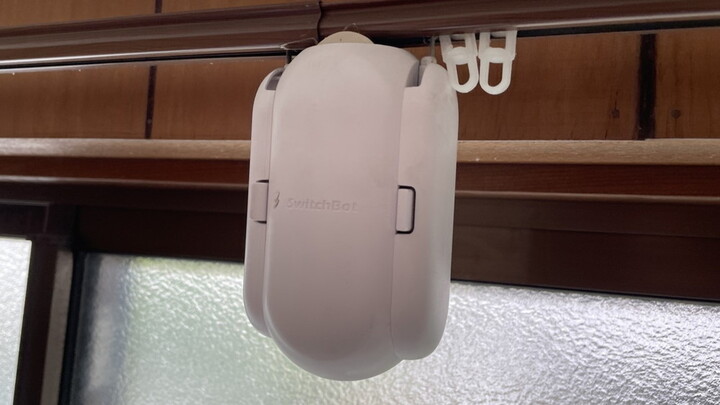 カーテンを開閉してくれる「SwitchBot カーテン」