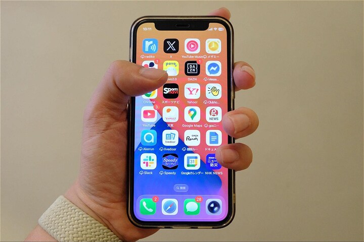 スマホを握りしめた指が画面に触れて、タップの邪魔をしている状態