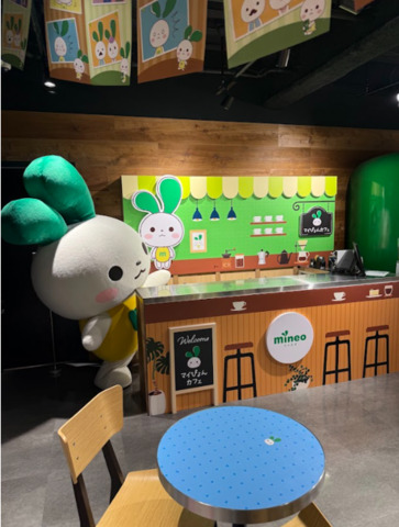 カフェカウンターの前で写真撮影が可能