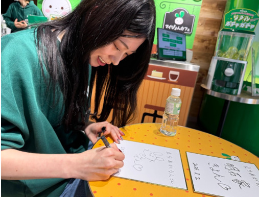 先輩のサインをお手本に