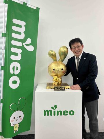 おめでたい金のマイぴょん像とともに