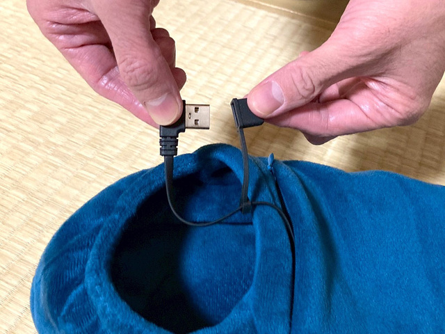 ケーブルの途中にUSB端子の防水キャップが付いている