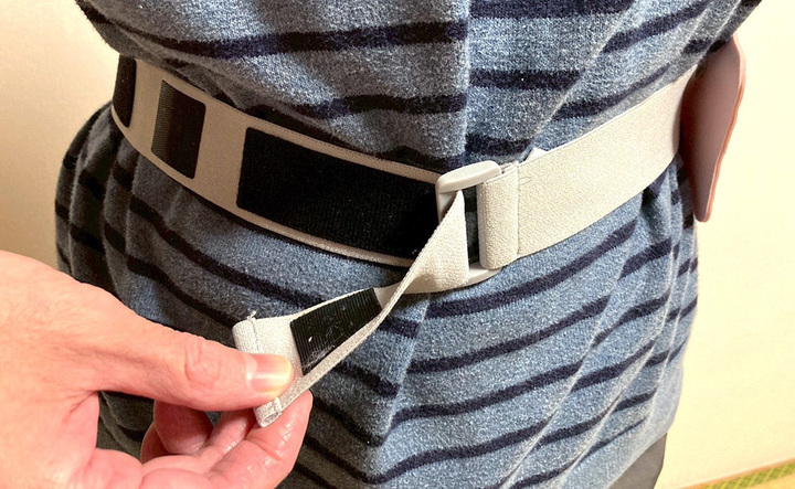おなかへの装着具合はマジックテープで調節できる