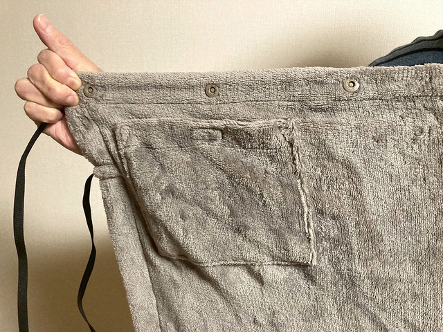 スナップボタンが3つ付いている