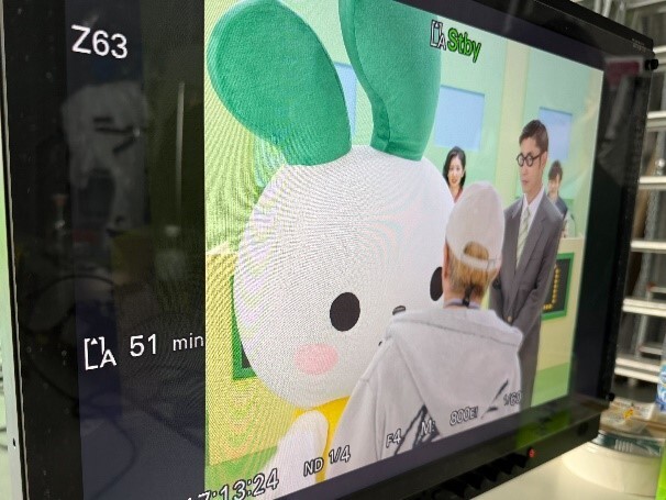 監督からの演技指導に真剣に対応するマイぴょん（左）/　スタジオでもなかなかの存在感！（右）