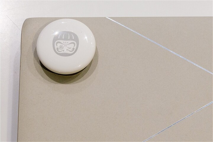 AirTagにプリントされただるまの絵は2026年Apple初売りの限定デザイン