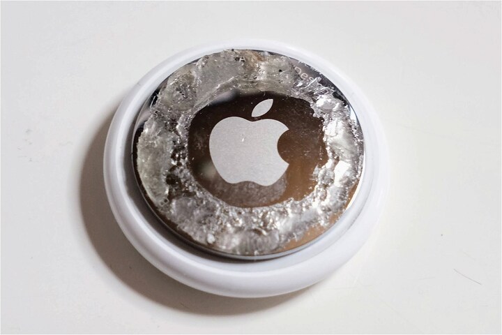 りんごマークの周りにこびりついた接着跡