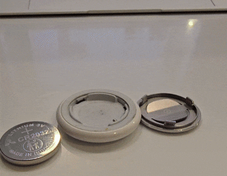 AirTagの裏ぶたを押し込み反時計回りに回して電池を外し、新しい電池を「＋」の面を上にして入れ、最後に裏ぶたを押し込んで時計回りに回すと完了。動画は取り付ける場面