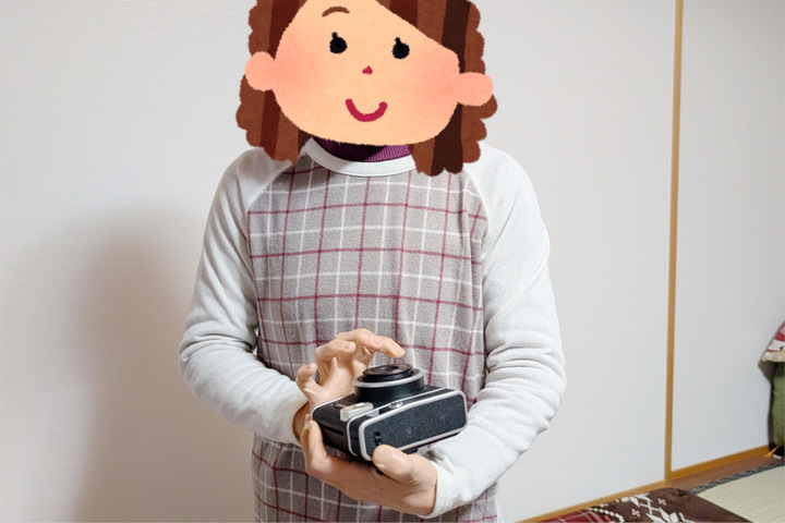 チェキカメラに興味を示す母