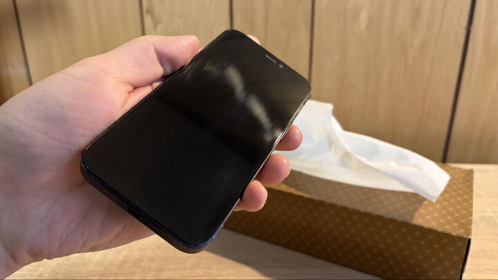 こちらはコーティング前のスマホ。ティッシュではギトギト汚れが拭き取れなかった