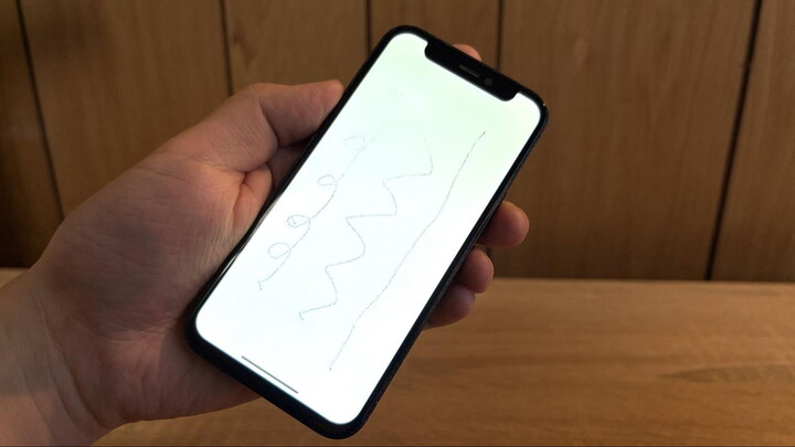 こちらはコーティング前のスマホ。ティッシュでゴシゴシこすってもインクが拭き取れなかった