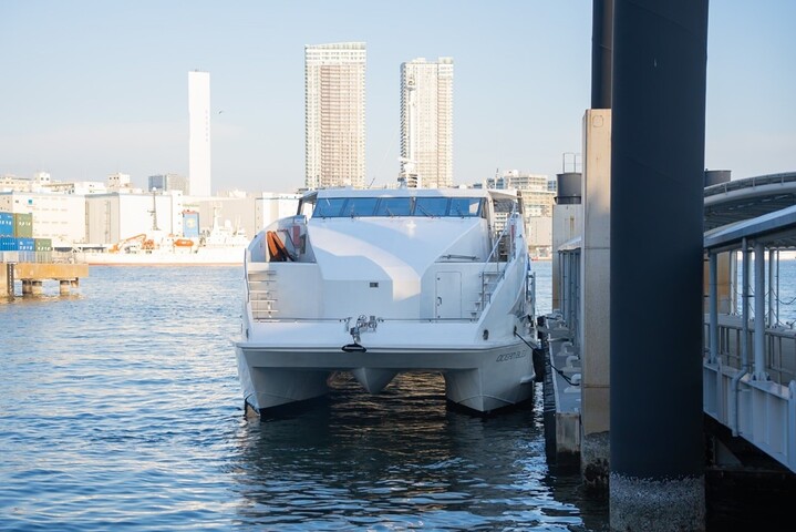 窓の外は見事な快晴の空