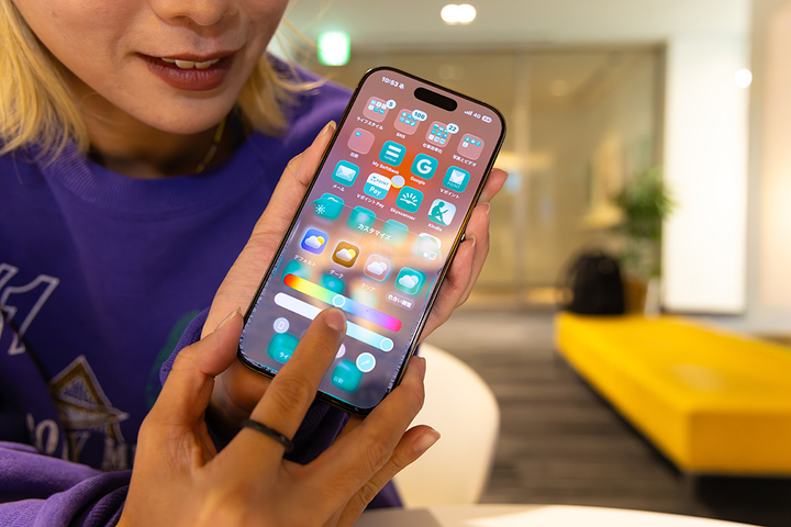 ホーム画面を長押しして、左上の「編集」から「カスタマイズ」を押すとアイコンの色合いや大きさを変更できる。