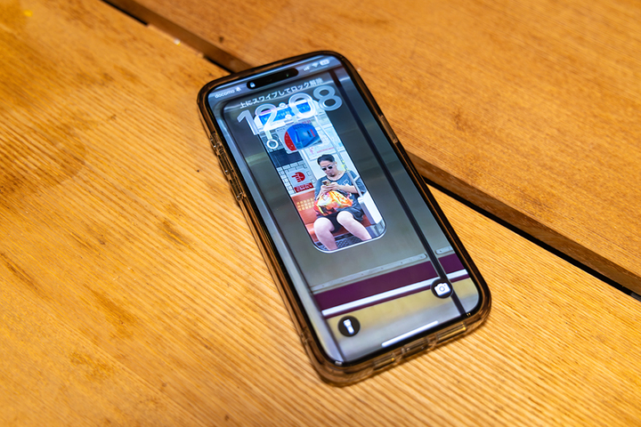 その日会う人をこっそり撮影した写真をホーム画面に仕込んでおくらしい。