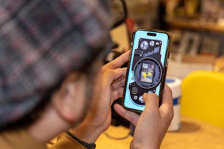 写真のエフェクトだけでなく昔のアナログカメラのUIを再現している