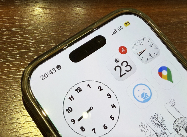 時計の右側にスマイルマークが……。「おやすみモード」や「集中モード」などモードのアイコンが表示される場所。