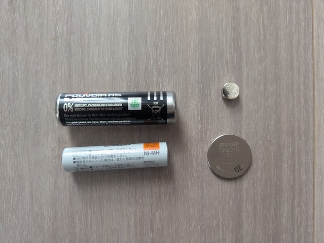 乾電池（左上）にリチウム電池（左下）、ボタン電池（右上）とコイン電池（右下）……。いろいろな規格がある