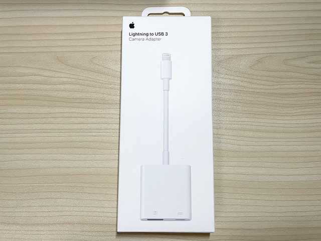 追加で購入したApple純正の製品「Lightning-USB 3カメラアダプタ」。USB-AポートとLightningポートを搭載している。