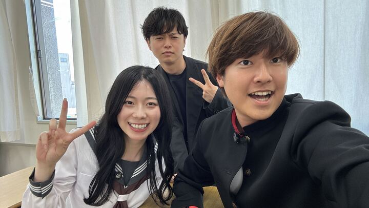普段着ることのない制服でテンションアゲアゲの兎家てんてんと祭男 （後ろの頼れる講師役はアサカツ君）