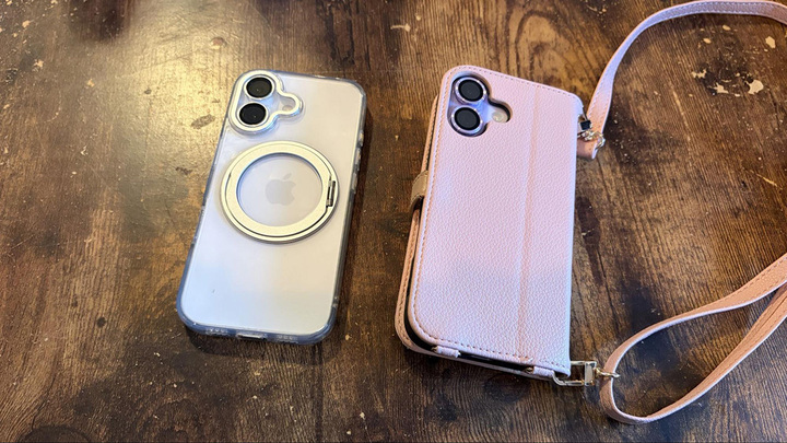 父のiPhone 17（左）と母のiPhone 17（右）