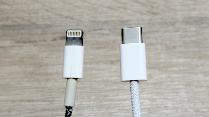 左：iPhone 11のLightning端子　右：iPhone 17のUSB Type-C端子