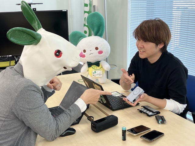 普段長いケーブルを使っているマチカネワニ（左）