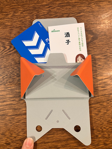 開くとこんな感じです。下部のハのところにSIM、SIMピンが入ります。