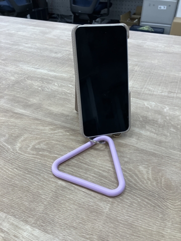 ケースにストラップ用の器具がついているので挟まなくていいのが便利。