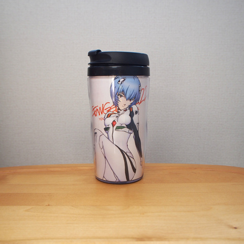 Before（左）はガラス面に光が映り込んでいるが、After（右）はリングライトで光を足し画角の微調整をすることで映り込みが目立たなくなった