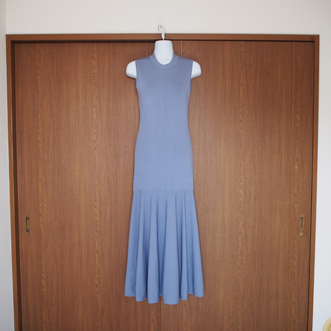 Before（左）はプラスチックのハンガーでのっぺりしているが、After（右）はトルソーによって胸やくびれなど立体感のあるシルエットになった