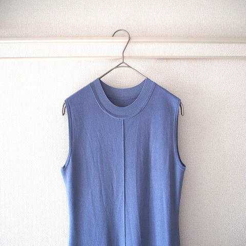 Before（左）はプラスチックのハンガーで安っぽく見えるが、After（右）はなで肩ハンガーによってナチュラル＆美しい見た目になった