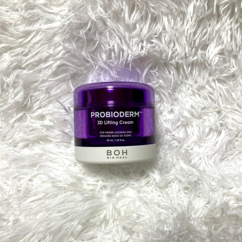 Before（左）はやや生活感があり安っぽい印象だが、After（右）はラグによって高級感を演出できた