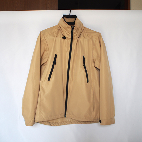 Before（左）はごちゃごちゃした背景が気になるが、After（右）は白背景でスッキリとした印象に